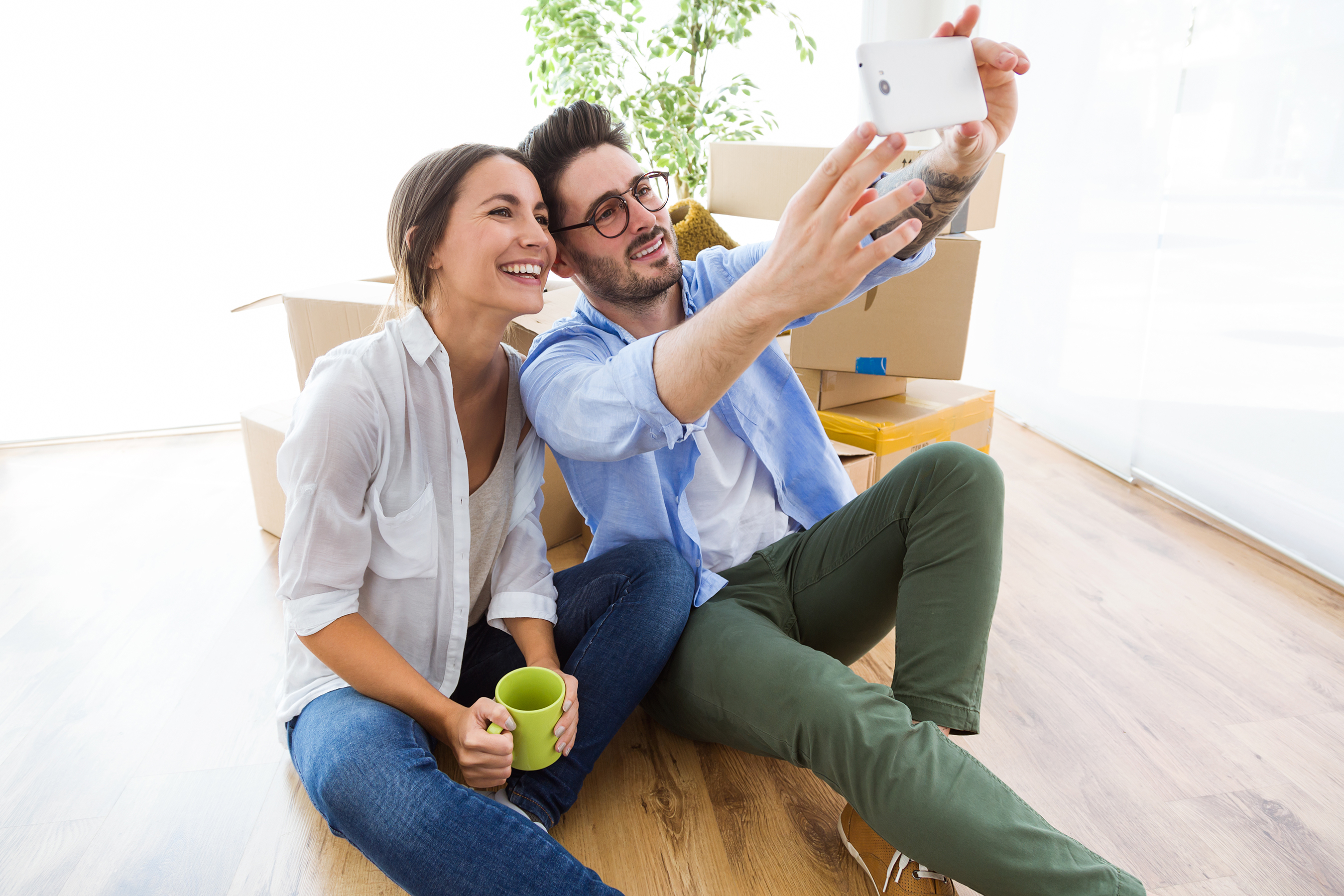 Sarah und Max machen selfies mit ihrem neuen Boden
