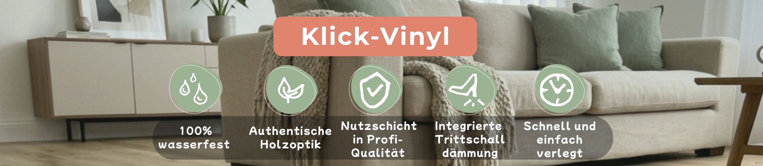 Heller Raum mit Holzfußboden, großen Fenstern, Zimmerpflanzen und minimalistischer Einrichtung