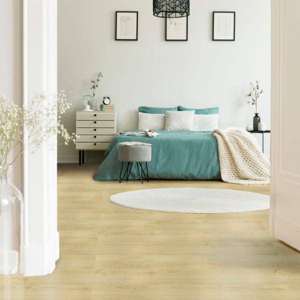 modernes Schlafzimmer mit hellem Bodenbelag Modernes Wohnzimmer mit hell gestrichener Wand, grünem Bett, Zierkissen und kleinen Pflanzen