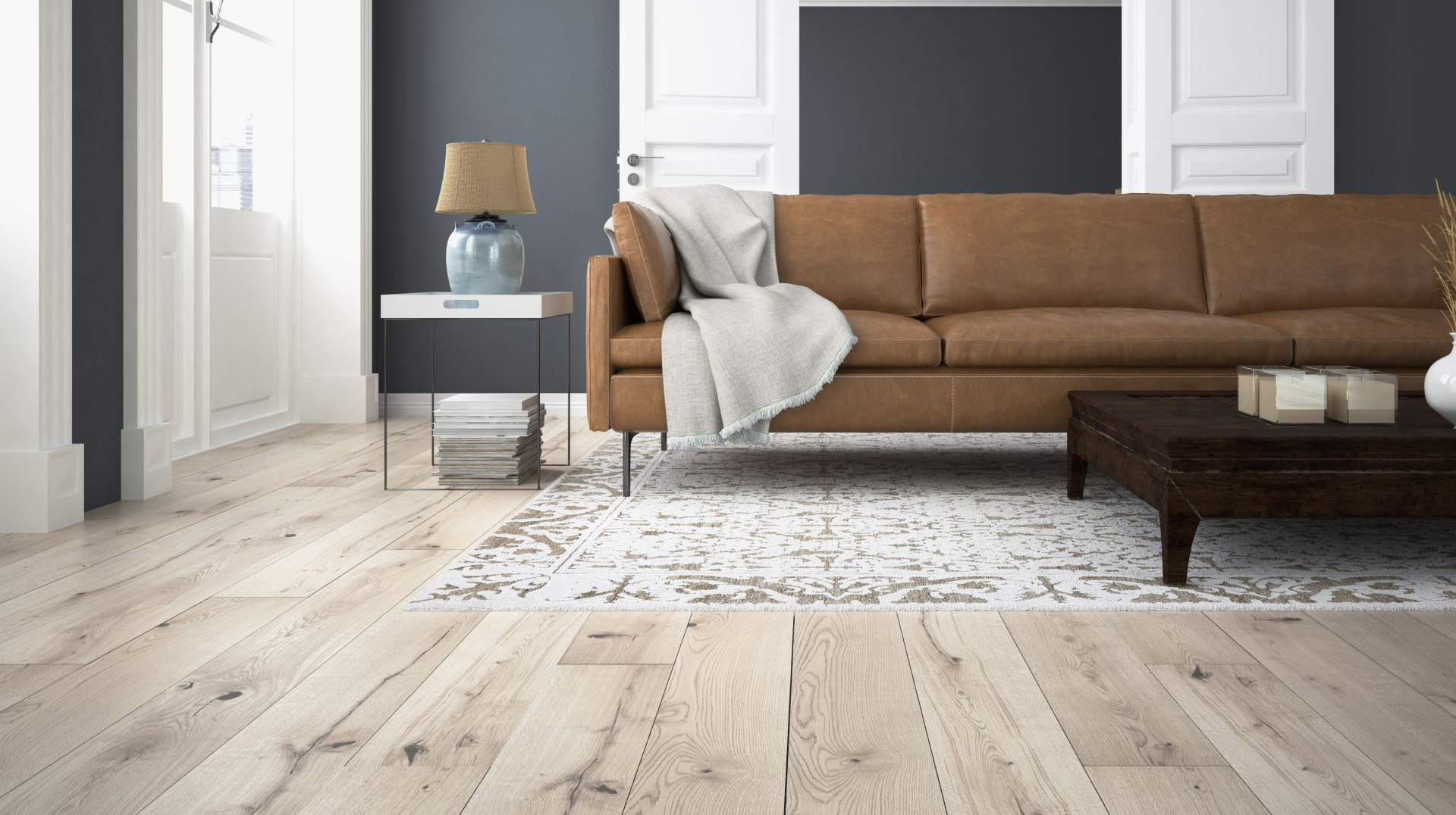 Modernes Wohnzimmer mit hellem Holzfußboden, braunem Ledersofa, dunklem Couchtisch und stilvollen Dekoelementen