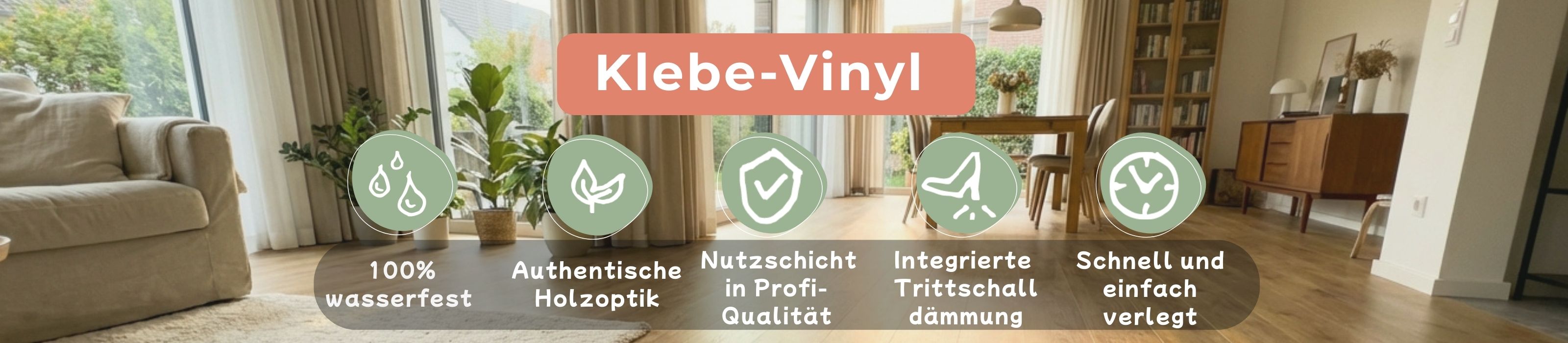 Helles Wohnzimmer mit großer Fensterfront, Pflanzen und stilvoller Einrichtung auf Holzfußboden